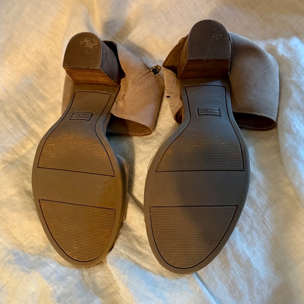 Tom’s Sandals, size 9, Stacked Heel - Picture 5 of 6
